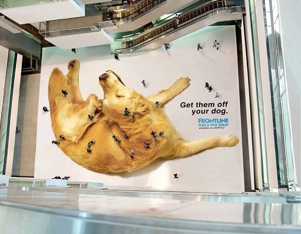 Первая реклама напоминает владельцам собак о необходимости заботы о своем питомце. Здесь люди представлены в виде блох, а сама собака тщетно пытается избавиться от назойливых насекомых.
