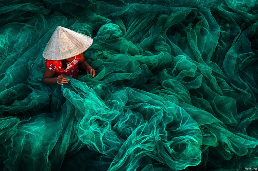 «Вьетнамская девушка плетёт рыболовную сеть»