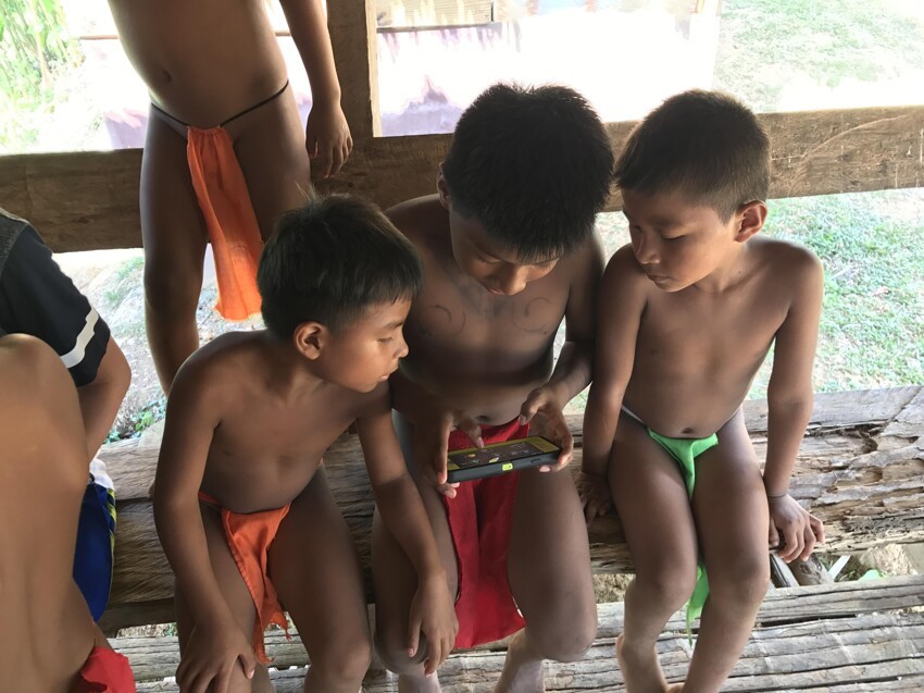 Дети из племени осваивают смартфон 