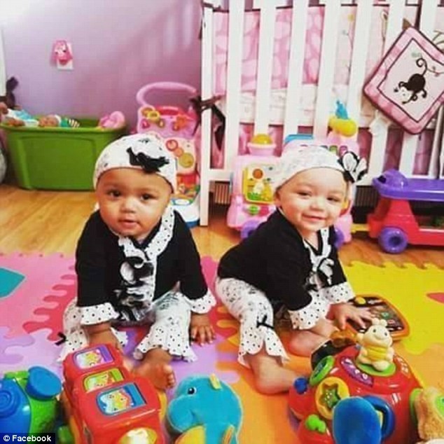 Никто не верит: эти малютки с разным цветом кожи в самом деле близнецы