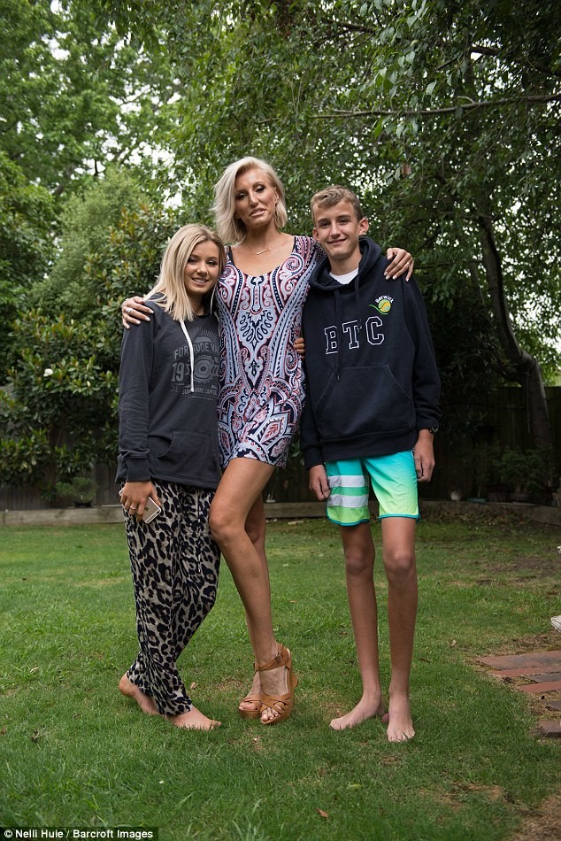 Австралийка с двумя детьми оказалась самой длинноногой женщиной в мире