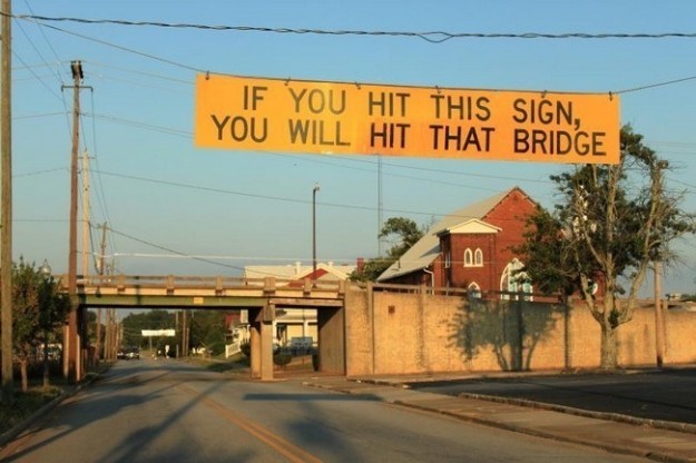 9. "Если заденете этот знак — заденете мост". В Риге, говорят, есть один мост, где вечно застревают фуры