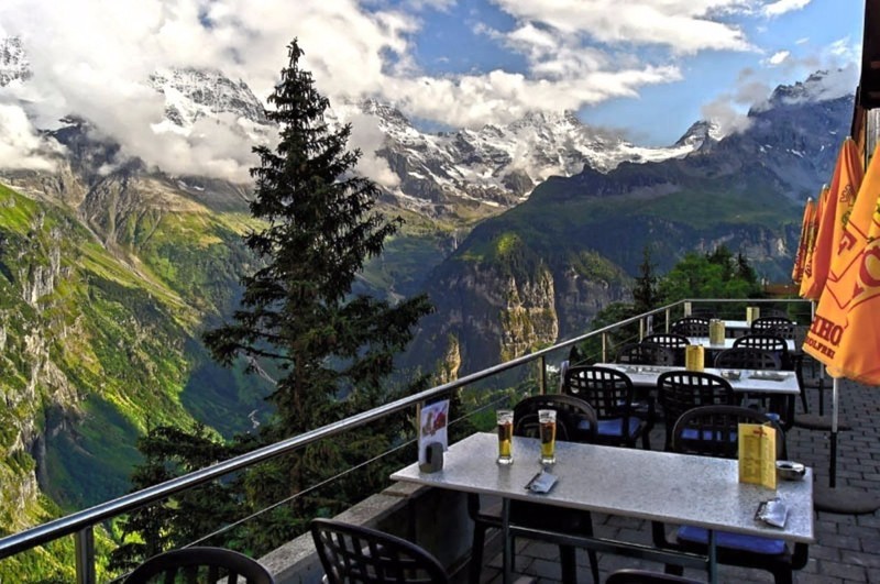 Неповторимый вид из кафе в горах Мюррена, Швейцария