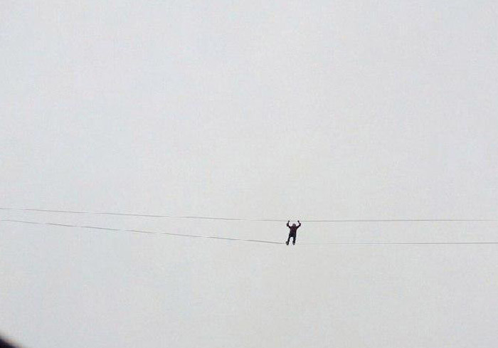 В Курске парень упал при попытке пройтись по проводам