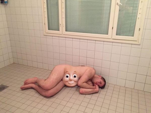 Чувак вырубился голым на полу в ванной, а друзья увековечили его образ в "фотожабах"