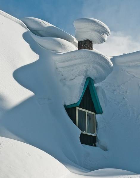 Дом завалило снегом