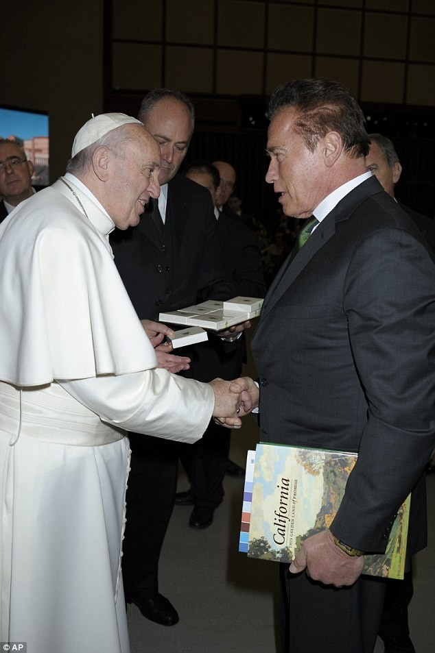 Актер подарил Папе книгу о Калифорнии, губернатором которой был два срока подряд (с 2003 по 2011 год)