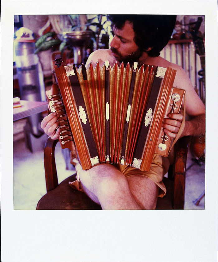 2 июля 1989 года: вдобавок к другим своим талантам, Джейми еще играл на аккордеоне