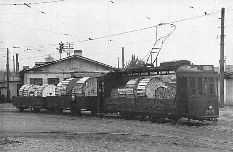  Грузовой трамвай с продукцией завода "Севкабель" в парке имени Красуцкого, 1958 год.