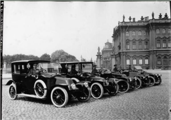 Автомобили «Рено» на Дворцовой площади, 1900 г.