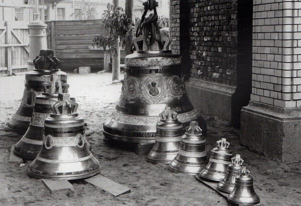 Колокола перед поднятием их на колокольню Иоанновского монастыря, 1911 г.