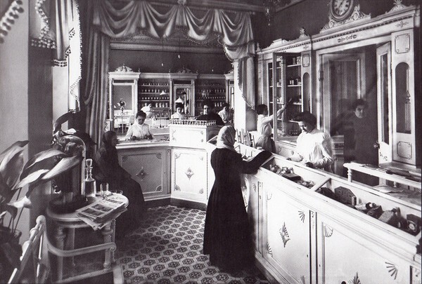 Внутренний вид первой женской аптеки А. Б. Лесневской, 1914 г.