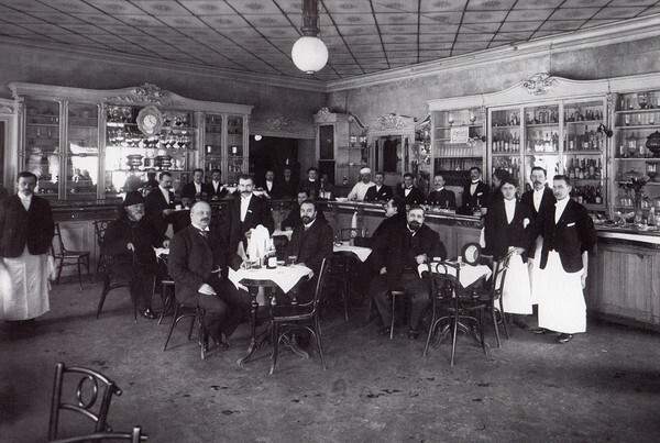 Посетители ресторана Доминик в доме 24 по Невскому проспекту. Около 1914 года.