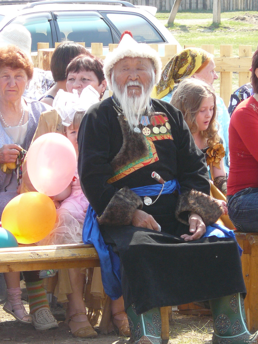 колоритный дед на празднике в забайкальском селе