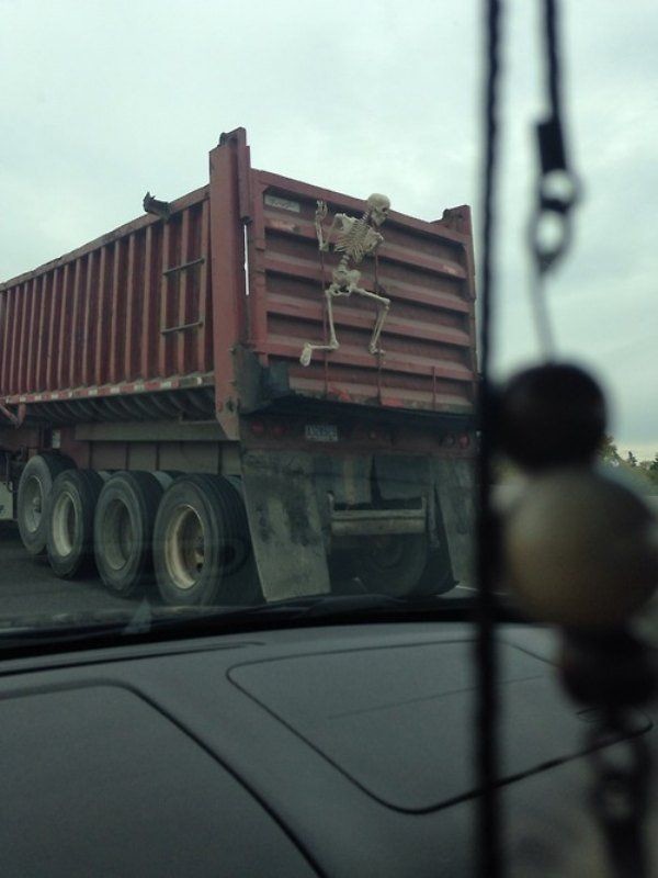 Скелет на грузовике 