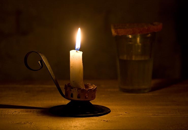 "27 января, в 19:00 в Петербурге каждый желающий может поставить на подоконник зажженную свечу, в это же время по городской системе оповещения будет звучать метроном."  