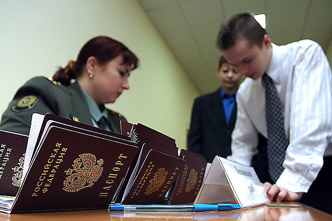 В Госдуме призвали Лаврова начать выдачу паспортов РФ в Донбассе
