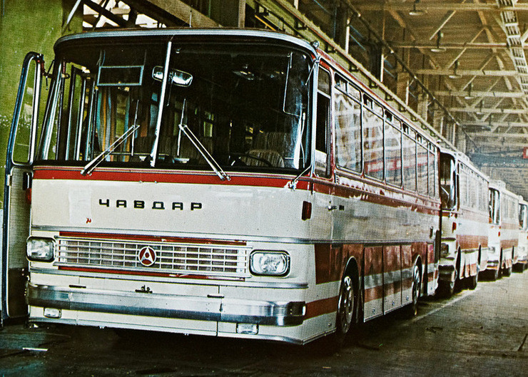 Но и с машиностроением в НРБ всё было неплохо: 1980е, Автобус Чавдар на заводе в Ботевграде: