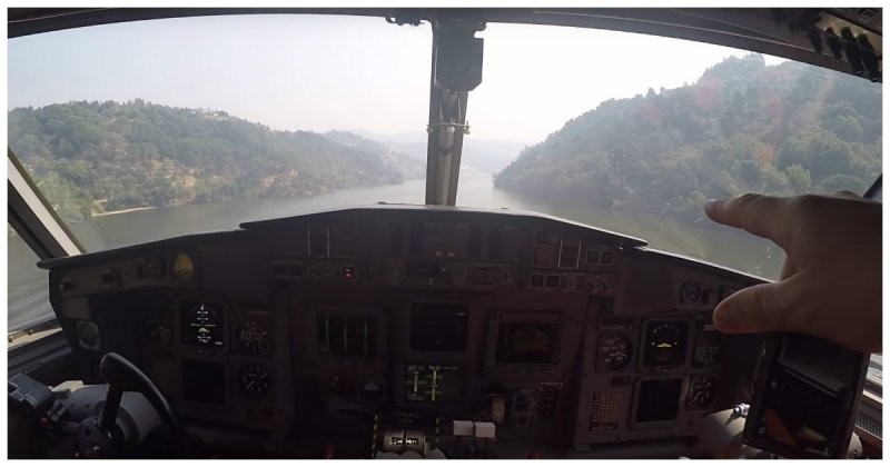 Вид из кабины самолёта-амфибии при заборе воды из реки 
