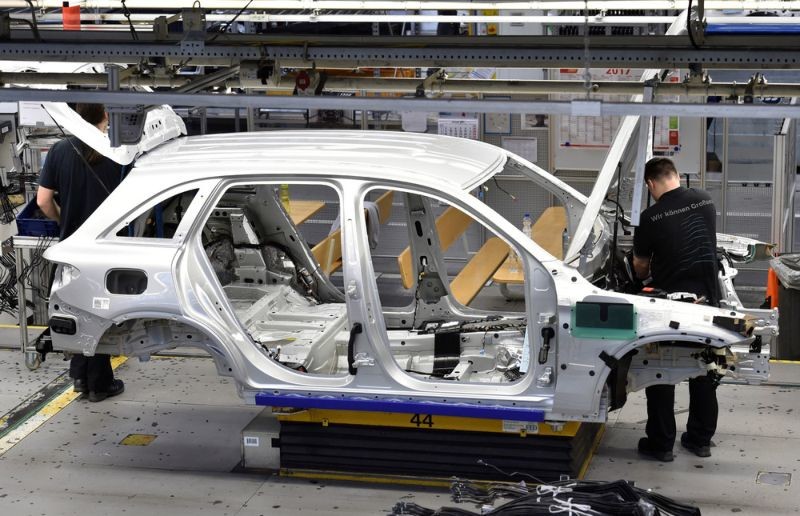 Производство машин Mercedes-Benz на заводе в Германии