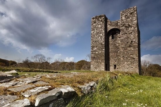 Замок Одли (Audelyes Castle, Audleystown Rd, Portloughan, Downpatrick BT30 7LP). Тут снималось несколько сцен из 1 и 2 сезонов. Например, 1 сезон 8 серия.