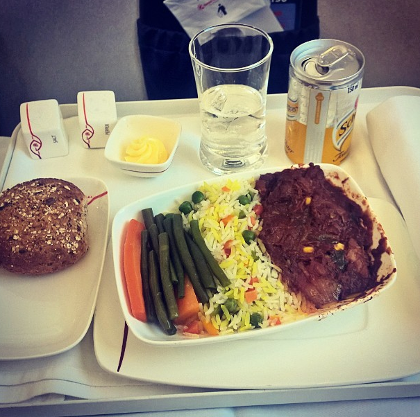 Еда в самолете: бизнес-класс против эконома на примере 20 авиакомпаний