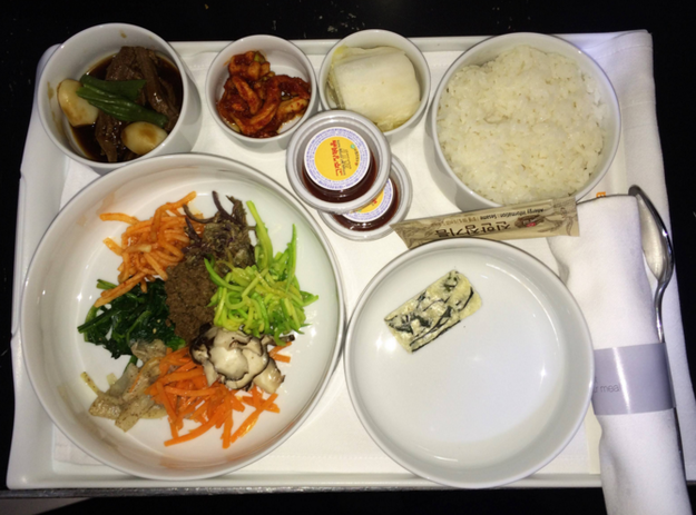 Еда в самолете: бизнес-класс против эконома на примере 20 авиакомпаний