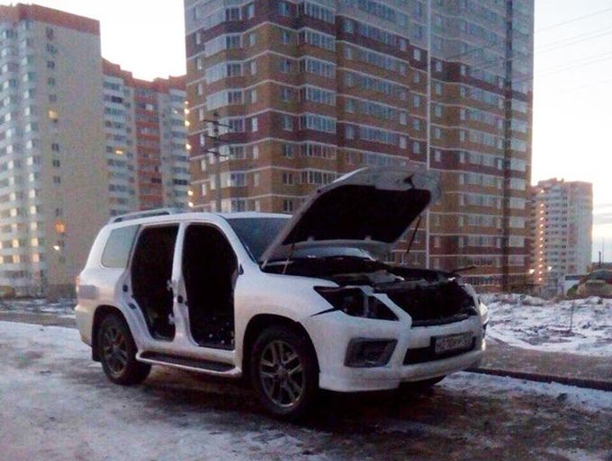 Инцидент произошел в жилищном комплексе «Суворовский» на улице Петренко, 18. Люксовый внедорожник был припаркован на пустыре рядом с домами.