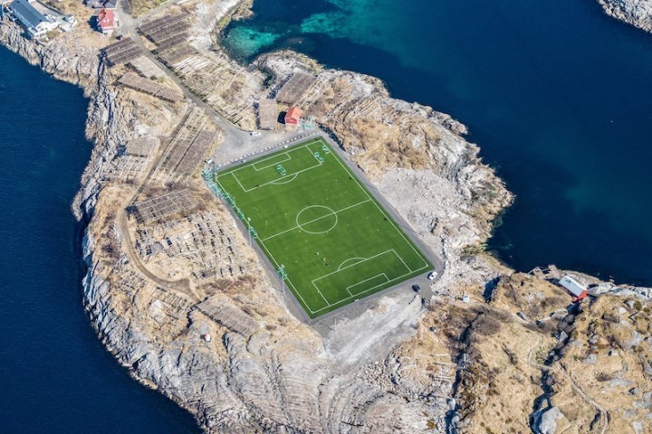 Футбольное поле на Лофотенских островах, Норвегия.