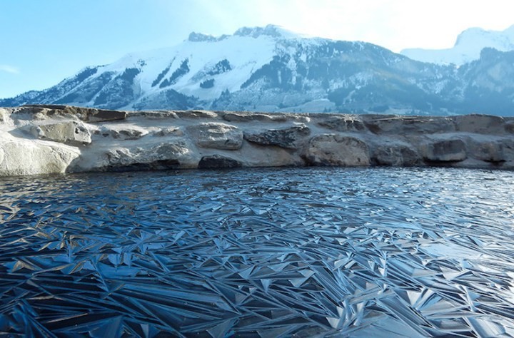 Лёд причудливо замёрз на озере в Швейцарии