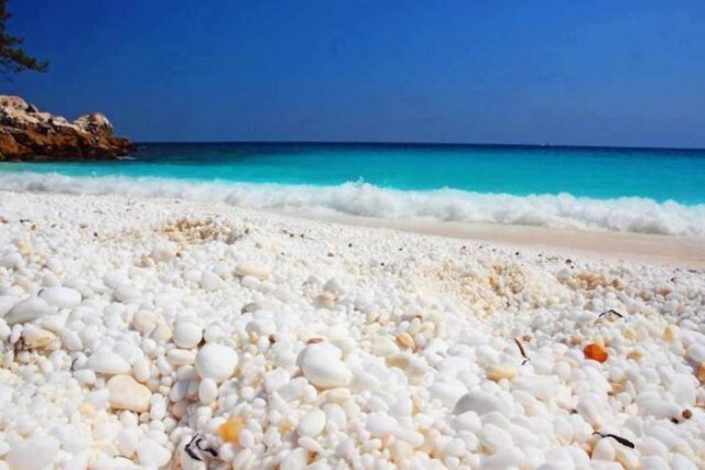 12. Один из самых красивых и необычных пляжей греческого острова Тасос. Его поверхность полностью покрыта мраморной крошкой вместо привычного песка или гальки 