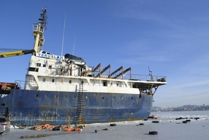 У Владивостока брошенный сухогруз вмерз в Амурский залив