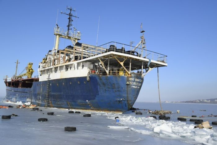 У Владивостока брошенный сухогруз вмерз в Амурский залив