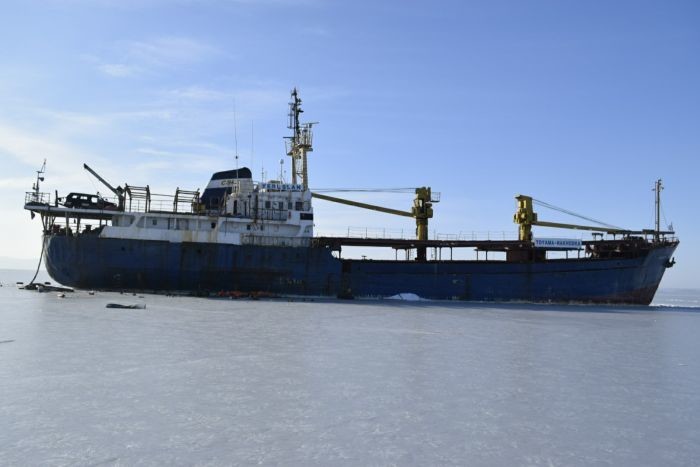 У Владивостока брошенный сухогруз вмерз в Амурский залив