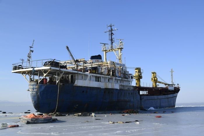 У Владивостока брошенный сухогруз вмерз в Амурский залив