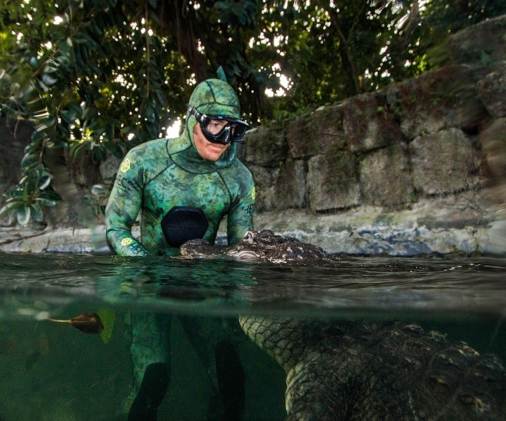  Невероятные фотографии трех аллигаторов с человеком