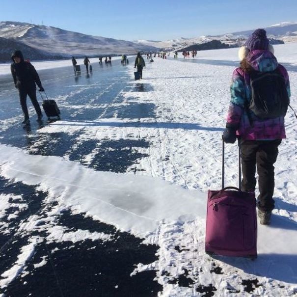 Туристы с чемоданами массово переходят Байкал из-за очередей на хивусы
