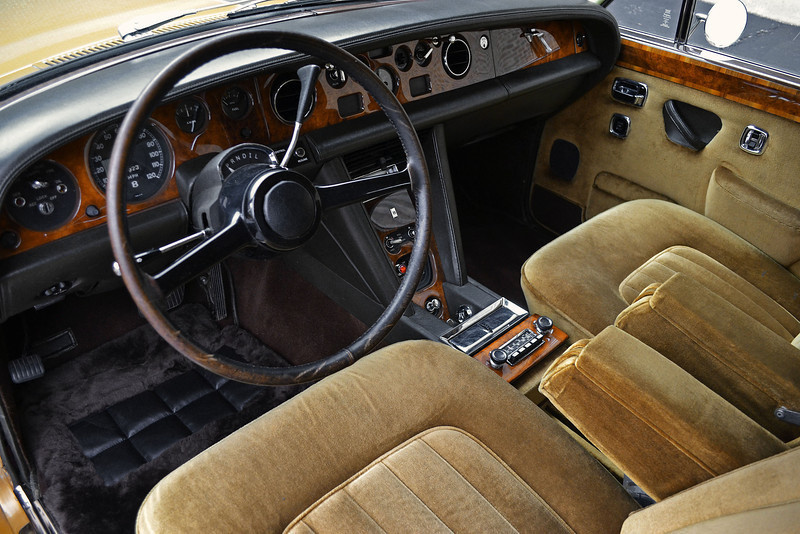 Bentley T 1974 года с велюровым салоном