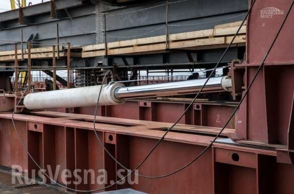 Крымский мост растет: строители сооружают морские пролеты (ФОТО)