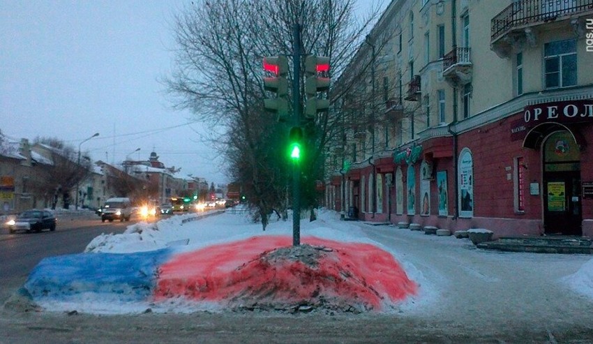  Примеры неудачных креативщиков: цветные сугробы в Омске оказались вирусной рекламой