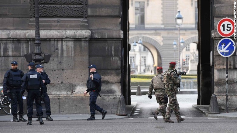 Солдат застрелил человека с мачете рядом с Лувром