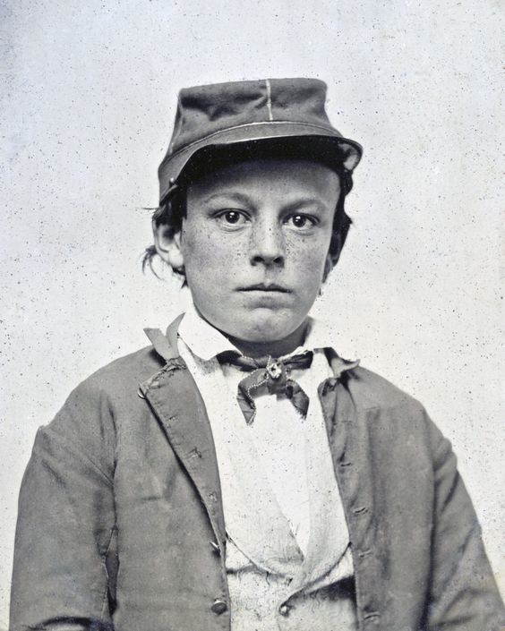 Очень молодой солдат Конфедерации - многих мальчиков (некоторые младше 15-ти лет) мобилизовывали, зачастую насильно,  в армию, вследствии нехватки солдат. От мобилизации можно было откупиться