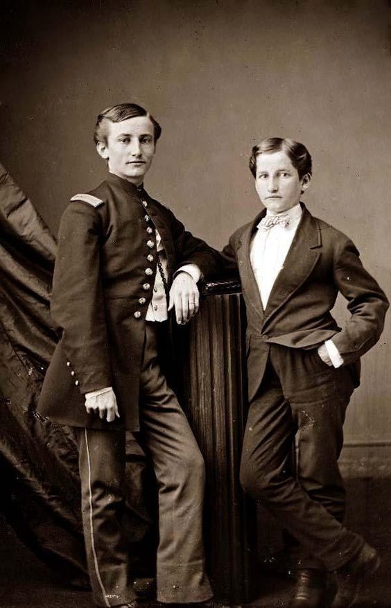 Джон Клем с братом. Джон Клем, который вступил в армию в двенадцать лет, был самым молодым сержантом в армии США во время гражданской войны.
