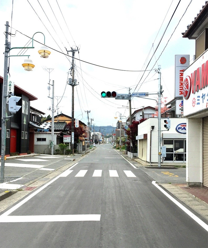Фотографии, сделанные в Фукусиме, до боли похожи на скриншоты фильма «Я —легенда». Чистые улицы, аккуратные дома, даже светофоры работают. Вот только людей нет 