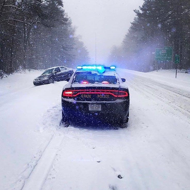 Еще один неумеха попался в снежные объятия и полиция Нью-Гемпшира тут как тут.