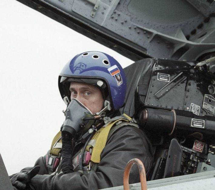 Путин в кабине истребителя-перехватчика СУ-27 после перелета из Краснодара в Чечню, 2000 г. © РИА Новости