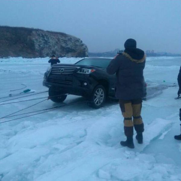 На этот раз под лед провалился элитный Lexus, автомобиль удалось достать при помощи лебедок.