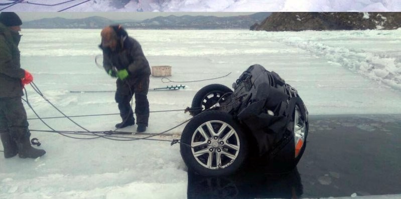Во Владивостоке под лед провалился Lexus