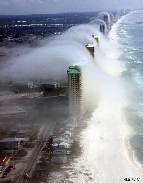 Туман создает эффект, похожий на цунами, у побережья Флориды, США