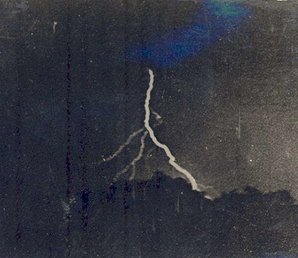 Первая фотография природного явления — молнии, 1882 год